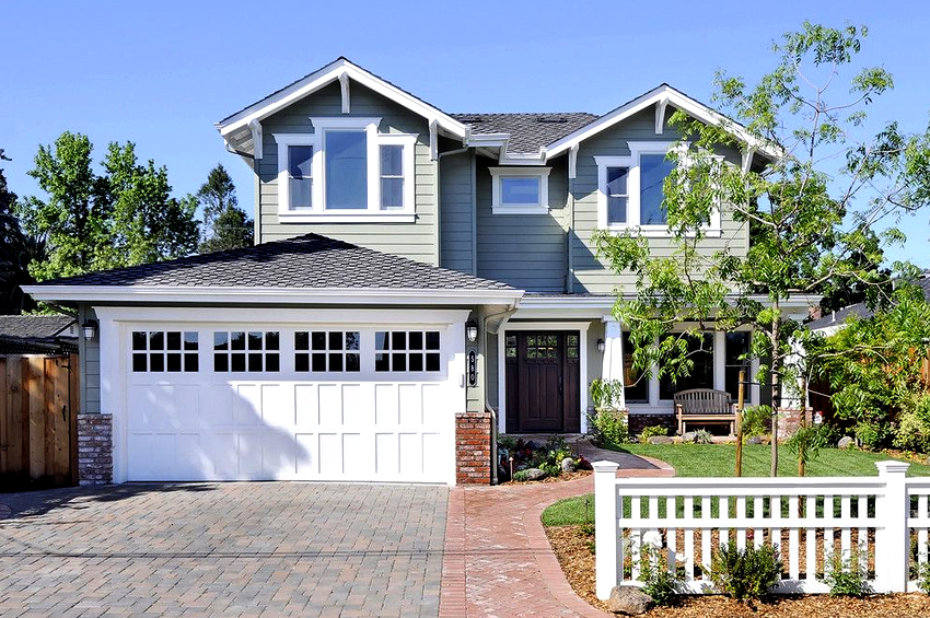 I prosjekter av rammehus ligger garasjen ofte ved siden av hovedbygningen. I prosjekter av rammehus ligger garasjen ofte ved siden av hovedbygningen.