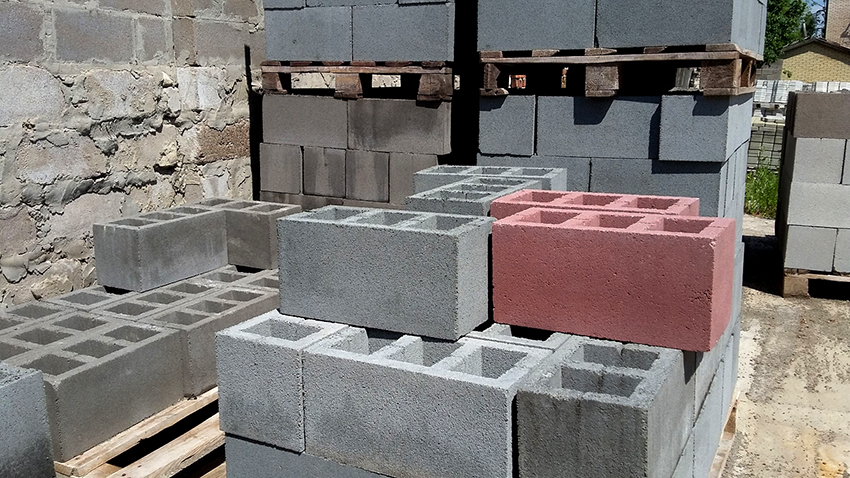 On suositeltavaa säilyttää rakentamisen tuhkakappaleita 100 kappaleen pinoissa On suositeltavaa säilyttää rakentamisen tuhkakappaleita 100 kappaleen pinoissa