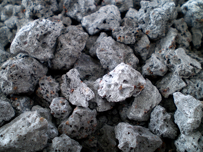 Kuonalohkot voidaan valmistaa kuonasta, paisutetusta savesta, hiekasta, savesta, murskatusta kivestä tai kipsistä Kuonalohkot voidaan valmistaa kuonasta, paisutetusta savesta, hiekasta, savesta, murskatusta kivestä tai kipsistä