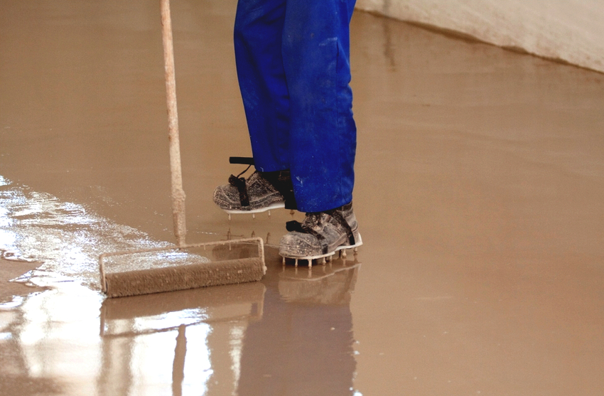 Blandingen til nivellering af gulvet sætter sig meget hurtigt, så det er bedre at koge det i små portioner Blandingen til nivellering af gulvet sætter sig meget hurtigt, så det er bedre at koge det i små portioner