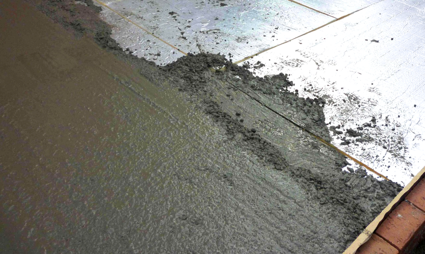 For at forhindre, at belægningen i garagen fryser, er det nødvendigt at lægge isoleringsplader, før der hældes beton For at forhindre, at belægningen i garagen fryser, er det nødvendigt at lægge isoleringsplader, før der hældes beton