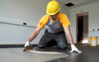 Betongulvreparation: funktioner i restaureringsprocessen og komplet udskiftning af strygejernet