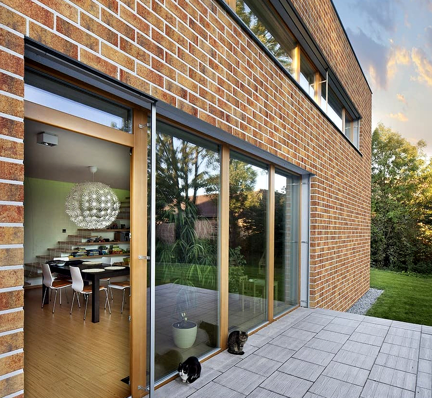 Det er meget vanskeligt at bestemme, at huset er beklædt med sidespor og ikke muret Det er meget vanskeligt at bestemme, at huset er beklædt med sidespor og ikke muret