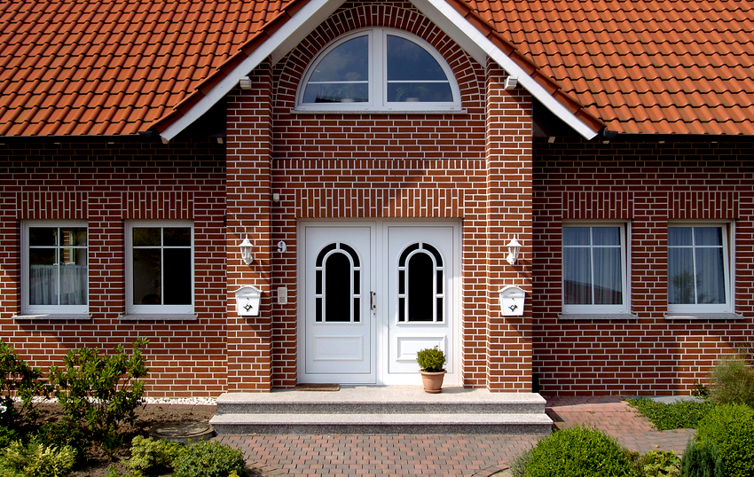 Selv en forfalden gammel bygning kan omdannes til en moderne arkitektonisk struktur med sidespor Selv en forfalden gammel bygning kan omdannes til en moderne arkitektonisk struktur med sidespor