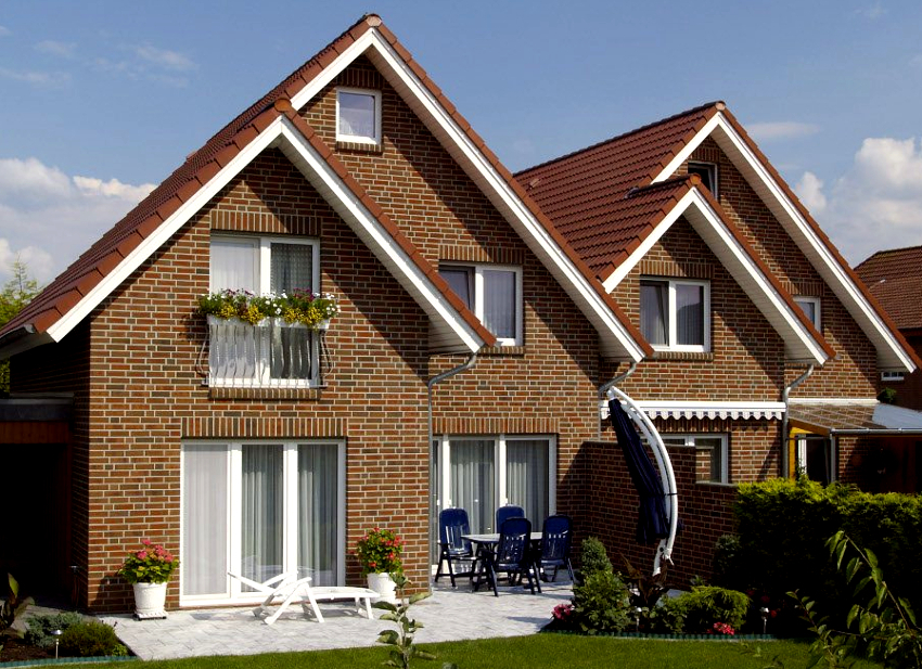 Det øverste lag af metalbeklædning er som regel dekorativt præget. Det øverste lag af metalbeklædning er som regel dekorativt præget.