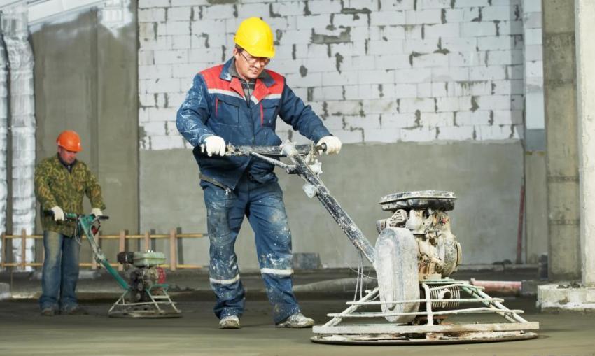 For å øke overflatens styrke, så vel som for å utjevne den, slipes betonggulvet For å øke overflatens styrke, så vel som for å utjevne den, slipes betonggulvet