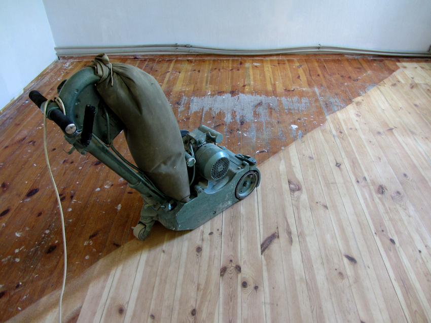 Grov behandling af et trægulv udføres med en bælte- eller tromlemaskine Grov behandling af et trægulv udføres med en bælte- eller tromlemaskine