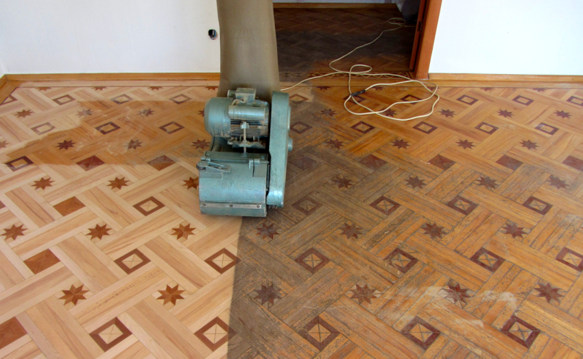 Slibning af et trægulv udføres for at forberede underlaget til belægning med lak, voks eller olie Slibning af et trægulv udføres for at forberede underlaget til belægning med lak, voks eller olie