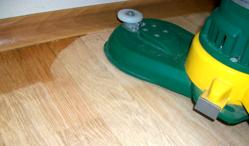 Til slibning af svært tilgængelige steder anvendes specielle slibemaskiner Til slibning af svært tilgængelige steder anvendes specielle slibemaskiner