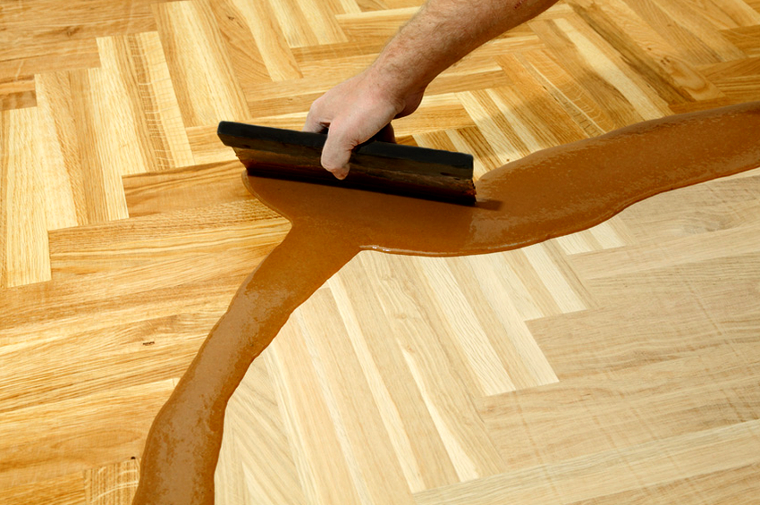 Den sidste fase er grundningen af gulvet med påføring af en topcoat Den sidste fase er grundningen af gulvet med påføring af en topcoat