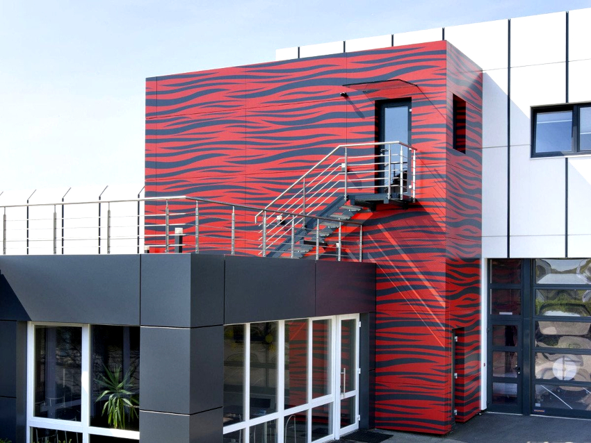 Външната декоративна обвивка на вентилационната фасада предпазва долните слоеве от възможни механични повреди Външната декоративна обвивка на вентилационната фасада предпазва долните слоеве от възможни механични повреди