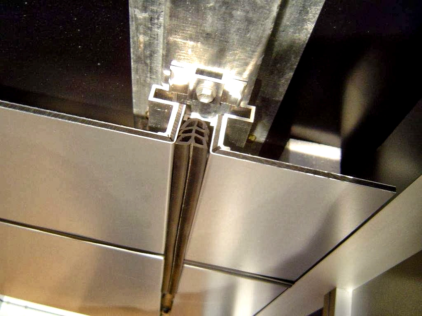 Вентилируемата фасада от алуминиеви панели е здрава и издръжлива Вентилируемата фасада от алуминиеви панели е здрава и издръжлива