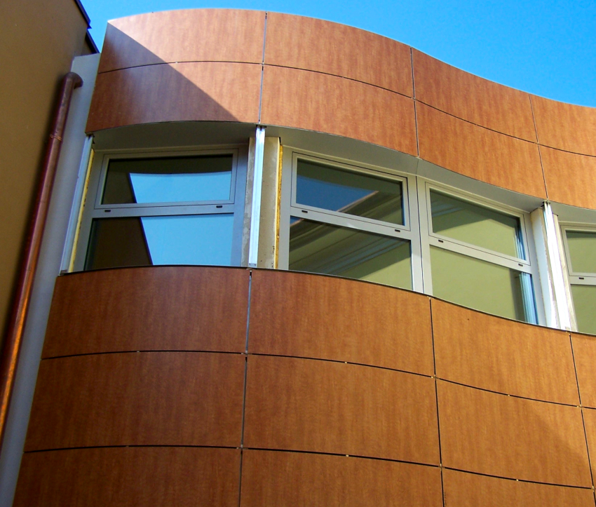 HPL панелите са леки, имат отлични характеристики и атрактивен външен вид HPL панелите са леки, имат отлични характеристики и атрактивен външен вид