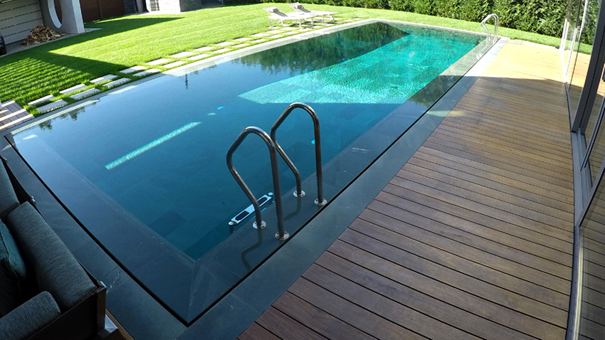 Vannet i overløpsbassengene helles ut gjennom sidene og flyttes inn i spesielle kummer Vannet i overløpsbassengene helles ut gjennom sidene og flyttes inn i spesielle kummer