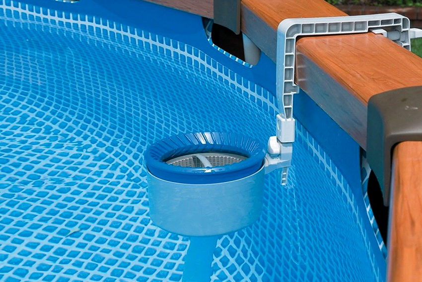 Skimmer er en filtreringsenhet for rensing av bassengvann Skimmer er en filtreringsenhet for rensing av bassengvann