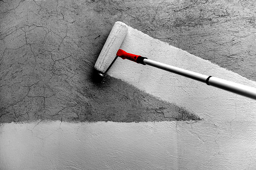 Før du limer glassfiberen, må overflaten grunnes Før du limer glassfiberen, må overflaten grunnes