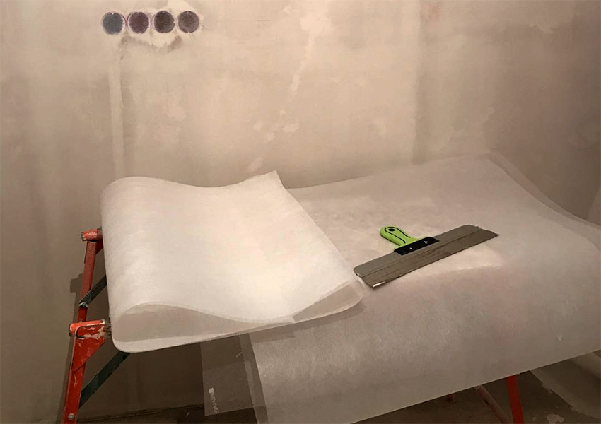 For å gjøre det enkelt å installere, blir glassfiberen kuttet i separate lerret, med tanke på godtgjørelsen For å gjøre det enkelt å installere, blir glassfiberen kuttet i separate lerret, med tanke på godtgjørelsen