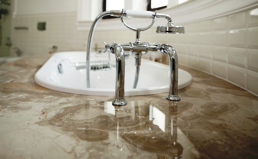 Den uvanlige teksturen og det enestående utseendet på benkeplaten i naturstein tiltrekker øyeblikkelig øyet Den uvanlige teksturen og det enestående utseendet på benkeplaten i naturstein tiltrekker øyeblikkelig øyet