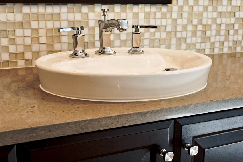 Benkeplaten i plast er lett og kommer i en rekke farger Benkeplaten i plast er lett og kommer i en rekke farger