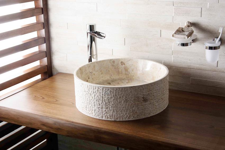 Hyllen under vasken forenkler rengjøringsprosessen Hyllen under vasken forenkler rengjøringsprosessen