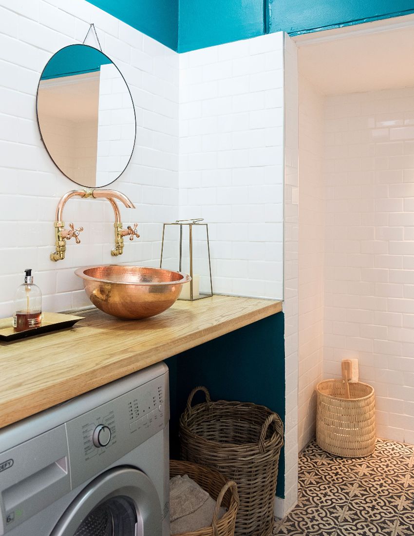 Ved å plassere vasken og skrivemaskinen under samme benkeplate, kan du spare plass på et lite bad Ved å plassere vasken og skrivemaskinen under samme benkeplate, kan du spare plass på et lite bad