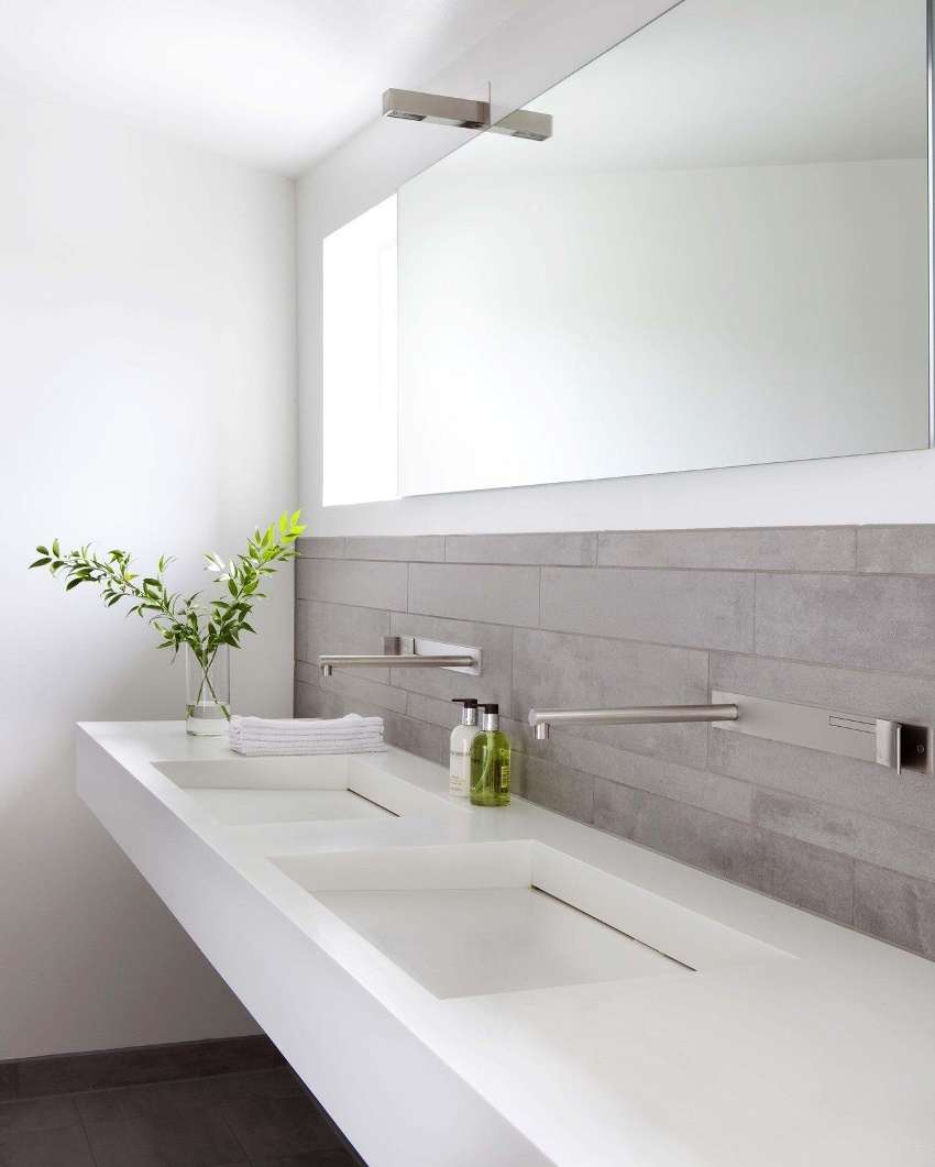 Den mest optimale, men vanskelige og kostbare måten å installere bordplaten på, er på rammer eller braketter Den mest optimale, men vanskelige og kostbare måten å installere bordplaten på, er på rammer eller braketter