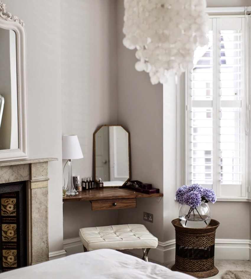 Kutni stol s ogledalom - izvrsno rješenje za malu sobu Kutni stol s ogledalom - izvrsno rješenje za malu sobu