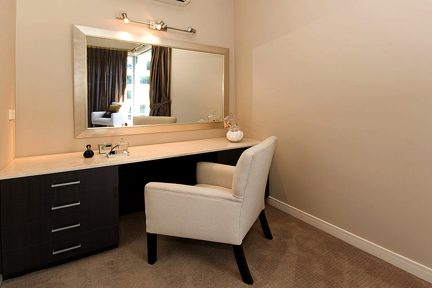 Po želji se stolovi, ogledala i rasvjetni elementi mogu kupiti zasebno Po želji se stolovi, ogledala i rasvjetni elementi mogu kupiti zasebno