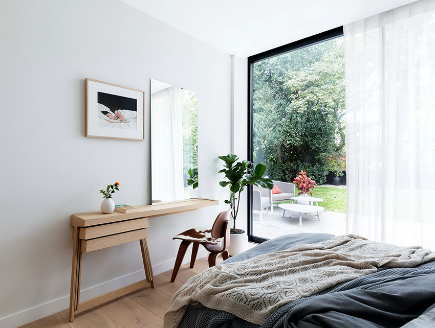 Svjetlost mora biti prirodna i mekana da bi se dobro našminkala. Svjetlost mora biti prirodna i mekana da bi se dobro našminkala.