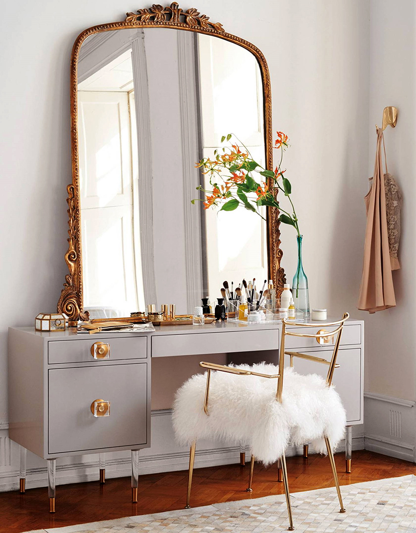 Ogledalo može biti samostojeće ili postavljeno u stol Ogledalo može biti samostojeće ili postavljeno u stol