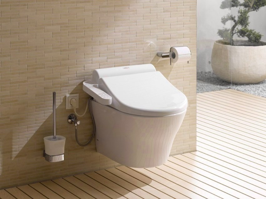 Na obrzeżu miski znajdują się specjalne dysze, przez które ze zbiornika doprowadzana jest woda do zabiegów higienicznych Na obrzeżu miski znajdują się specjalne dysze, przez które ze zbiornika doprowadzana jest woda do zabiegów higienicznych