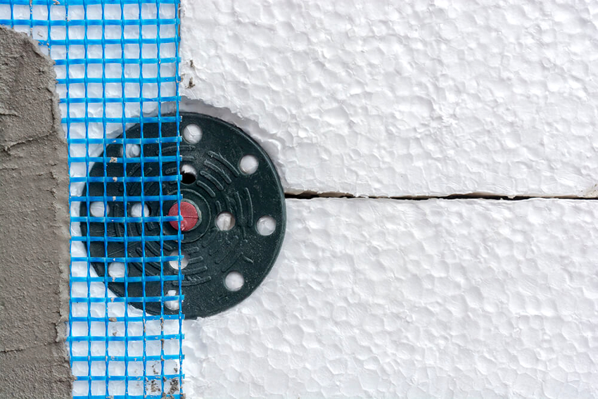 Pri izolaciji fasade kuće izvana pjenom, mora se poštivati kontinuitet konture, ne smije biti praznina, praznina ili lomova Pri izolaciji fasade kuće izvana pjenom, mora se poštivati kontinuitet konture, ne smije biti praznina, praznina ili lomova