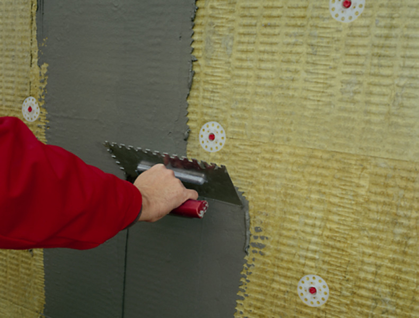 Stvaranje mokre fasade uključuje primjenu toplinske izolacije, ljepljivih, zaštitnih i ukrasnih slojeva Stvaranje mokre fasade uključuje primjenu toplinske izolacije, ljepljivih, zaštitnih i ukrasnih slojeva