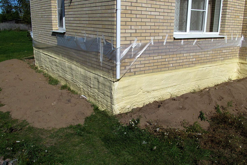 A habosított poliuretán habot a már épített épületek szigetelésére használják A habosított poliuretán habot a már épített épületek szigetelésére használják