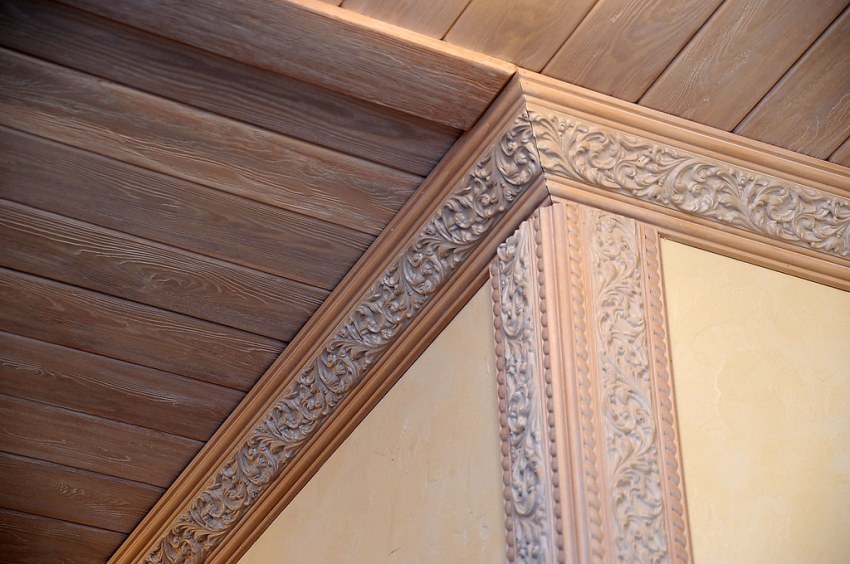 פיתוחים דקורטיביים מסתירים פגמים קלים בקיר פיתוחים דקורטיביים מסתירים פגמים קלים בקיר