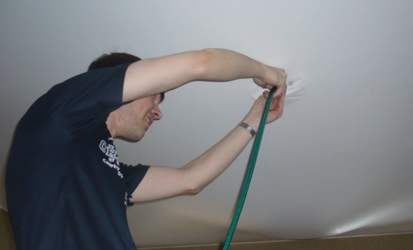 כדי לתקן חיתוך תקרה נמתח, עליך להכין סט חומרים וכלים כדי לתקן חיתוך תקרה נמתח, עליך להכין סט חומרים וכלים