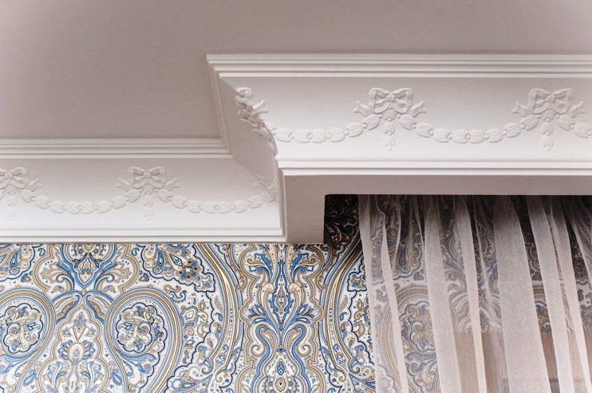 המשימה העיקרית של בגט דקורטיבי היא לקשט את החיבור בין הקיר לתקרה. המשימה העיקרית של בגט דקורטיבי היא לקשט את החיבור בין הקיר לתקרה.