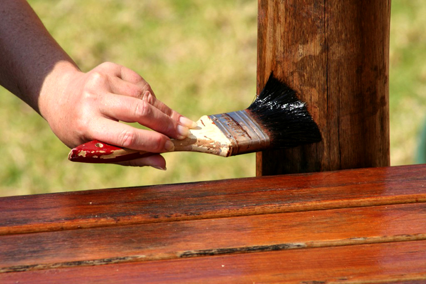 Der letzte Punkt beim Bau des Pavillons ist die Holzbehandlung mit einem Antiseptikum Der letzte Punkt beim Bau des Pavillons ist die Holzbehandlung mit einem Antiseptikum