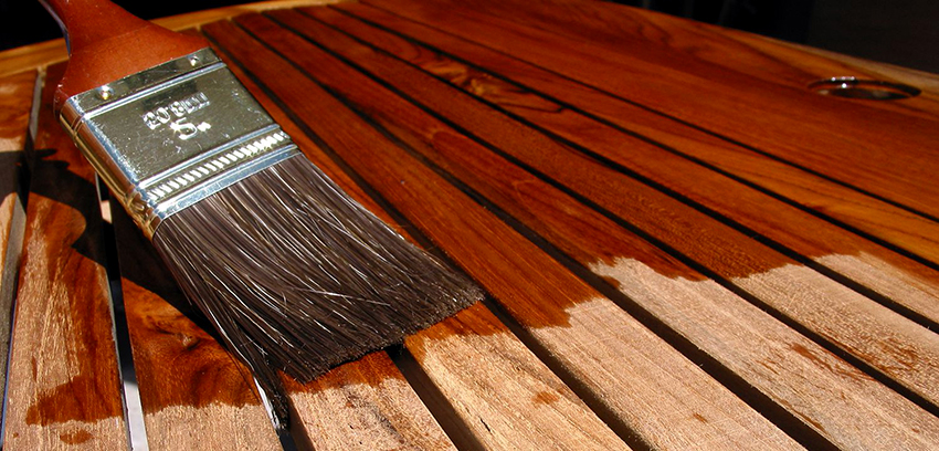 Les teintures à l'huile-cire sont utilisées pour tonifier le bois, ainsi que pour sa restauration Les teintures à l'huile-cire sont utilisées pour tonifier le bois, ainsi que pour sa restauration