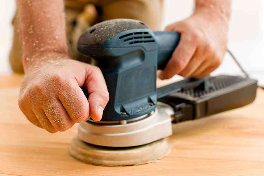 Avant de teindre, le bois doit être poncé Avant de teindre, le bois doit être poncé