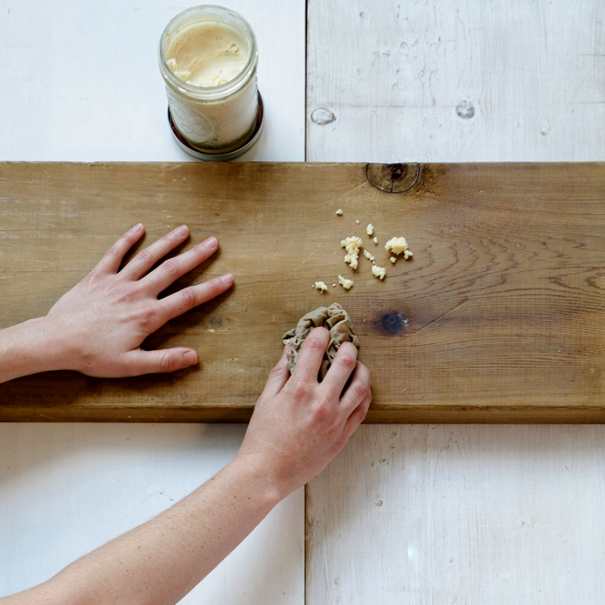 Si l'arbre appartient à des conifères, la surface doit être dé-résinée Si l'arbre appartient à des conifères, la surface doit être dé-résinée