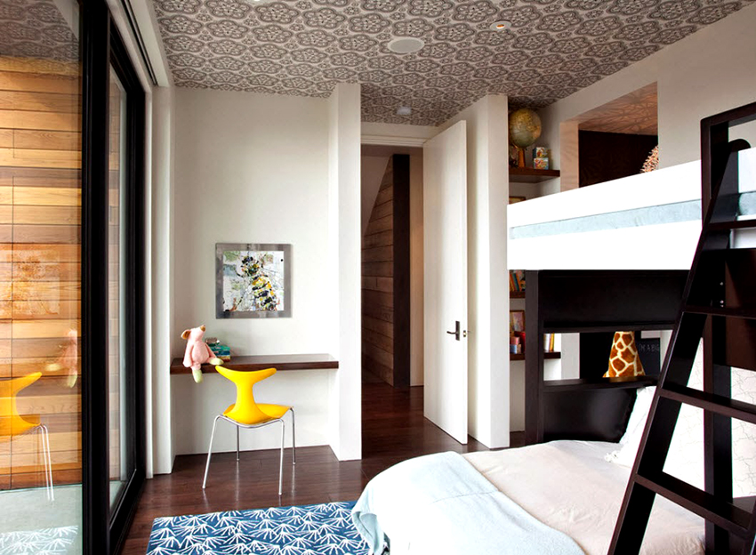 Благодарение на рисунките върху платното, можете да направите тавана акцент на стаята Благодарение на рисунките върху платното, можете да направите тавана акцент на стаята