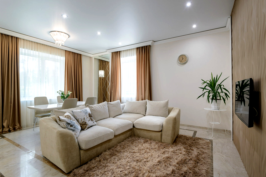 Уникална характеристика на сатенената тъкан е възможността за промяна на цвета в зависимост от вида на осветлението Уникална характеристика на сатенената тъкан е възможността за промяна на цвета в зависимост от вида на осветлението