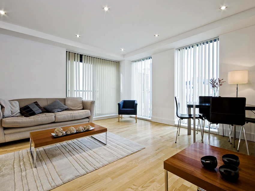 Основната разлика между сатенените и лъскавите тъкани е липсата на огледален блясък. Основната разлика между сатенените и лъскавите тъкани е липсата на огледален блясък.