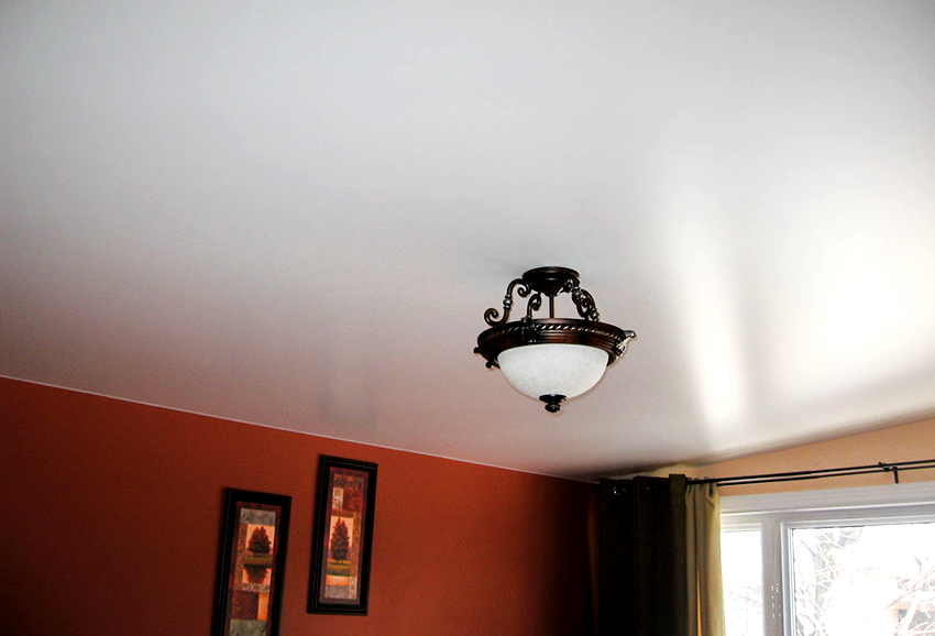 Външно сатененият таван наподобява естествена тъкан Външно сатененият таван наподобява естествена тъкан