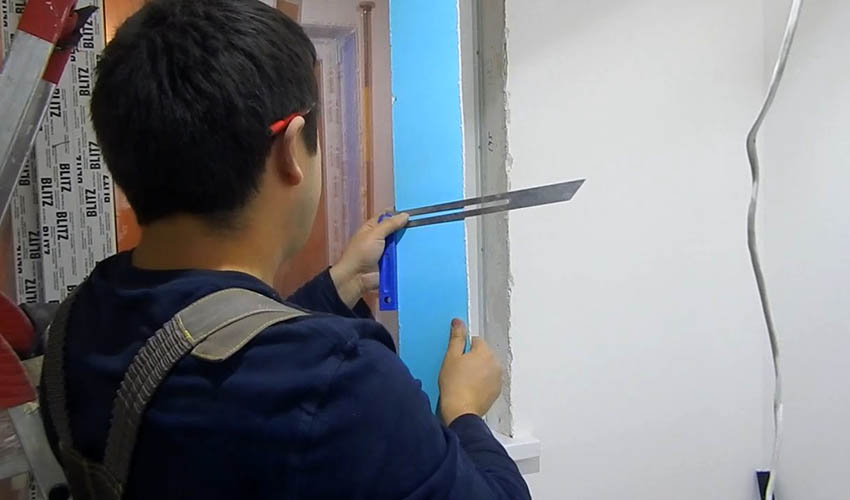 În primul rând, este necesar să instalați pantele laterale În primul rând, este necesar să instalați pantele laterale