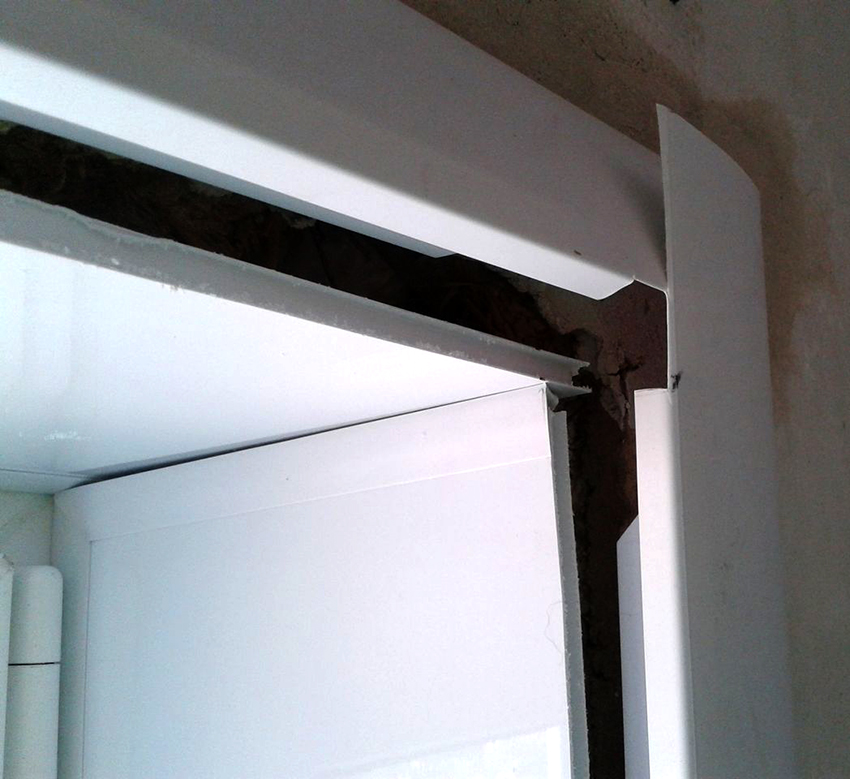 Panourile din plastic sunt fixate cu cuie lichide și îmbinările sunt sigilate Panourile din plastic sunt fixate cu cuie lichide și îmbinările sunt sigilate