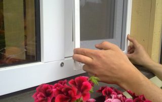 Installer une moustiquaire comme le meilleur moyen de protéger votre maison des insectes