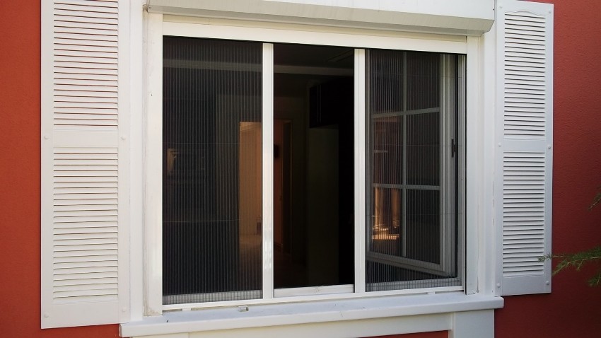 Plasa de țânțari plisată este o structură convenabilă de alunecare care protejează camera de insecte Plasa de țânțari plisată este o structură convenabilă de alunecare care protejează camera de insecte