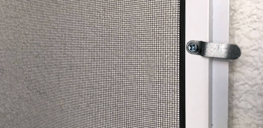 Unul dintre principalele tipuri de fixare a plaselor de țânțari la ferestrele din plastic este versiunea articulată Unul dintre principalele tipuri de fixare a plaselor de țânțari la ferestrele din plastic este versiunea articulată